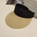 Détail de la visière en paille avec bandeau noir et boucle triangulaire en métal doré - Style Réglable / Kaki