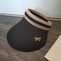 Detail van zwarte strooien zonneklep met gestreept lint en gouden strik metaalaccent - Zwart
