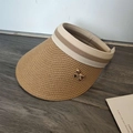 Detail van stro visier met beige lint en een gouden metalen strik accessoire - Khaki