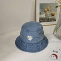 Detailopname van wit madeliefje borduursel op blauwe denim vissershoed met nette stiksels - 56-58cm / Lichtblauw