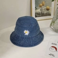 Detail van wit madeliefje borduursel op een blauwe denim bucket hat met casual decoratie - 56-58cm / Middelblauw