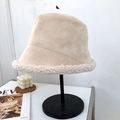 Beige Fischerhut aus Wildlederimitat mit weißem Lammfellbesatz auf einem Metallständer - Beige / 55-58cm