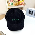 Détail de la casquette de baseball en velours côtelé noir avec broderie BIEBS et bord court - 55-59cm (Réglable) / Style Velours Côtelé / Noir