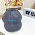 Détail de la casquette de baseball en coton gris avec broderie BIEBS bleue en 3D - 55-59cm (Réglable) / Style Coton Gratté / Gris