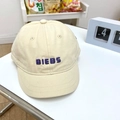 Gros plan d'une casquette en coton beige avec broderie BIEBS violette et design à 6 pans - 55-59cm (Réglable) / Style Toile de Coton / Beige