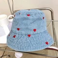 Dettaglio del cappello alla pescatora in denim azzurro con motivi ricamati a cuore rosso - Regolabile / Azzurro