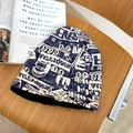 Detalle del gorro con estampado de periódico y forro suave sobre fondo rústico madera - Azul marino