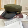 Detail der armee-grünen Schirmmütze mit schwarzem Leder-Visier und goldenem Knopf - 56-58cm (Verstellbar) / Armeegrün