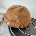 Detalle de gorro docker de pana marrón con parche de cuero y hebilla metálica ajustable - Talla Única(Ajustable) / Camel