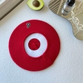 Detalle de boina roja de punto con parche de letra P y textura de canalé suave - Talla única / Rojo