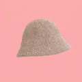 Dettaglio cappello pescatore beige in finta lana d'agnello riccia su sfondo rosa puro - 55-59cm / Beige Cachi