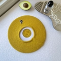 Primer plano de una boina de punto amarilla con un parche de letra P en blanco y negro - Talla única / Amarillo