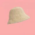 Dettaglio del cappello alla pescatora in maglia beige con motivo a trama ondulata - 55-59cm / Beige