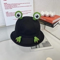 Detail eines süßen schwarzen Frosch-Anglerhuts mit 3D-Augen und Good-Stickerei aus Baumwolle - Kindergröße / Schwarz