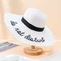 Detalle de sombrero de paja blanco con bordado negro 'do not disturb' en el ala ancha - 55-59CM / Blanco