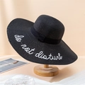 Detalle de sombrero de paja negro de ala ancha con bordado 'do not disturb' y lazo - 55-59CM / Negro