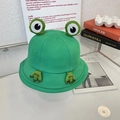 Detail eines süßen grünen Frosch-Anglerhuts mit 3D-Augen und Good-Pfotenstickerei - Kindergröße / Grün