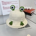 Détail du chapeau bob grenouille mignon avec yeux 3D et petites pattes brodées sur le bord - Taille Enfant / Beige