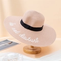 Detalle de sombrero de paja rosa claro con bordado Do Not Disturb y cinta negra - 55-59CM / Rosa