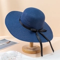 Détail d'un chapeau de paille bleu marine à large bord avec un élégant nœud en ruban - 55-59cm / Bleu marine