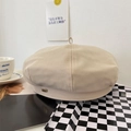 Makrodetail der beige Baskenmütze in Beige mit feiner Streifenstruktur und Metall-Rechteck-Tag - Einheitsgröße (55-59cm) / Beige