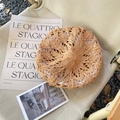 Gros plan d'un béret en crochet jaune moutarde sur une chaise pliante pour les vacances - 55-58cm / Chameau
