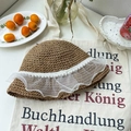 Dettaglio di un cappello di paglia intrecciato a mano con pizzo bianco e perle estive - 55-58cm (Corda Regolabile all'Interno) / Kaki