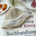 Dettaglio di cappello di paglia intrecciato a mano con pizzo bianco e perline - 55-58cm (Corda Regolabile all'Interno) / Beige
