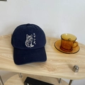 Ricamo dettagliato di un gatto bianco e testo giapponese su berretto in cotone blu - 55-58cm (Regolabile) / Blu navy
