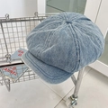 Dettaglio del berretto newsboy in denim celeste con cuciture a otto pannelli e cesto - Taglia Unica / Blu Denim Chiaro