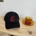 Dettaglio ravvicinato di un cappello nero in cotone con ricamo di gatto rosso e testo - 55-58cm (Regolabile) / Nero