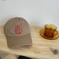 Dettaglio del cappellino in cotone kaki con ricamo gatto rosso su base di legno - 55-58cm (Regolabile) / Cachi