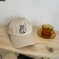 Dettaglio di un cappello beige in cotone con ricamo a gatto e testo giapponese - 55-58cm (Regolabile) / Beige Cachi
