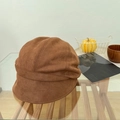 Detailopname van een bruine suède krantenjongenspet met stijlvolle stiksels in herfst - 55-58cm / camel