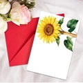 Zonnebloem aquarel wenskaart met rode envelop op elegante witte stof voor felicitaties - Zonnebloem (Variant)