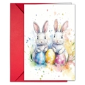 Primer plano de tarjeta de Pascua con conejitos en acuarela y un sobre rojo - Estilo Dos Conejos Grises Con Tres Huevos (T020402170)