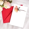 Papelería floral con sobre rojo y tarjeta decorada con flores en acuarela rosa - Peonía Rosa
