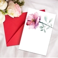 Tarjeta de flores de acuarela con sobre rojo sobre fondo de seda blanca elegante - Flor de Acuarela Rosa Púrpura