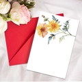 Florale wenskaart met rode envelop en aquarelbloemen op een witte stoffen achtergrond - Geel Roze Aquarel Bloem