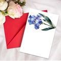 Bloemenwenskaart met blauwe iris aquarel en een opvallende rode enveloppe - Blauwe Iris