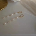 Boucles d'oreilles pendantes baroques en or avec quatre perles d'eau douce - Perle Blanche Naturelle (Crochet Doré)