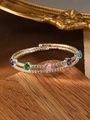 Vista detallada de la pulsera en espiral multicapa con circonitas de colores y perlas - Plateado (Cinco Zirconias Multicolor)
