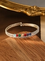 Detalle de brazalete envolvente plateado con circonitas de colores y engaste de micro-pavé - Multicolor (Zirconia Redonda)