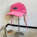 Detalle del gorro de invierno de pana rosa con forro polar suave y bordado PP:ONE - 55-58cm (Ajustable) / Rosa Roja