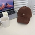 Casquette de baseball marron foncé brossé avec broderie ours blanc et calotte souple - 56-60cm (Ajustable) / Marron