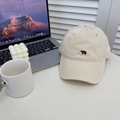 Casquette de baseball beige minimaliste avec petit ours brodé sur un bureau blanc - 56-60cm (Ajustable) / Beige