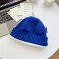Blau-weiße doppellagige Strickmütze mit geripptem Umschlag und minimalistischem Etikett - Kleinblau Und Weiß