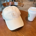 Gorra de béisbol beige con logo R bordado en 3D sobre fondo de mesa de cafetería - 60-65cm Ajustable / Beige