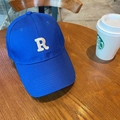 Gorra de béisbol azul real con logotipo R bordado blanco en mesa de madera - 60-65cm Ajustable / Azul Zafiro
