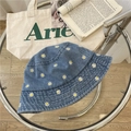 Blauer Fischerhut aus Jeansstoff mit Gänseblümchen-Stickerei und Vintage-Waschung - 56-60cm / Hellblau